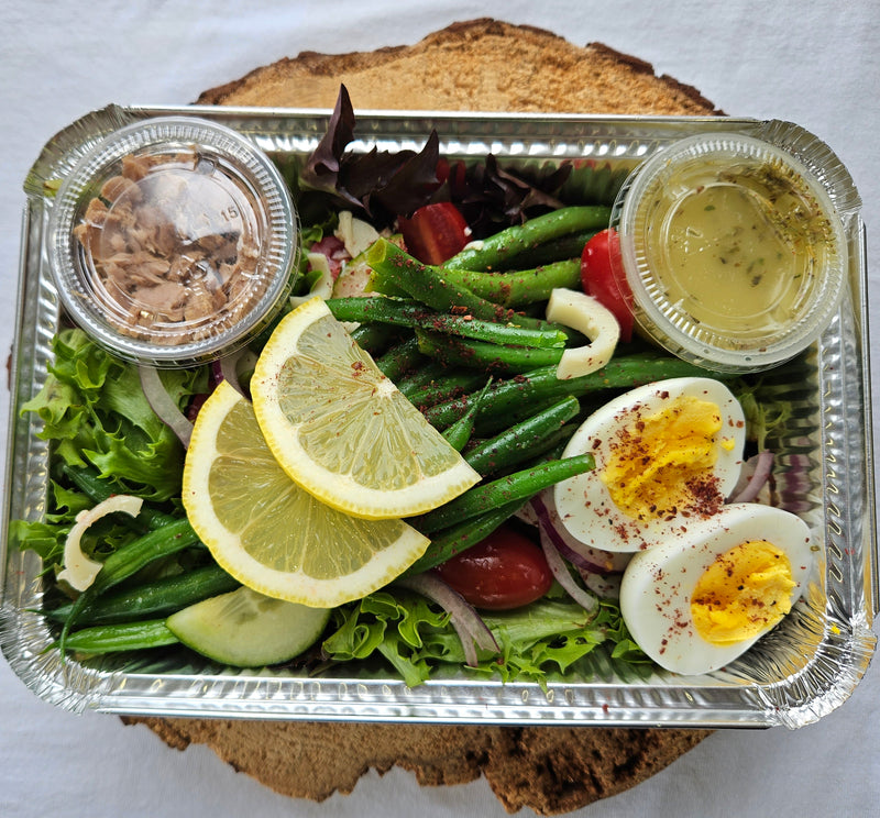 Niçoise salad with tuna, eggs and hearts of palm