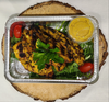 Satay de poulet grillé avec une sauce aux arachides